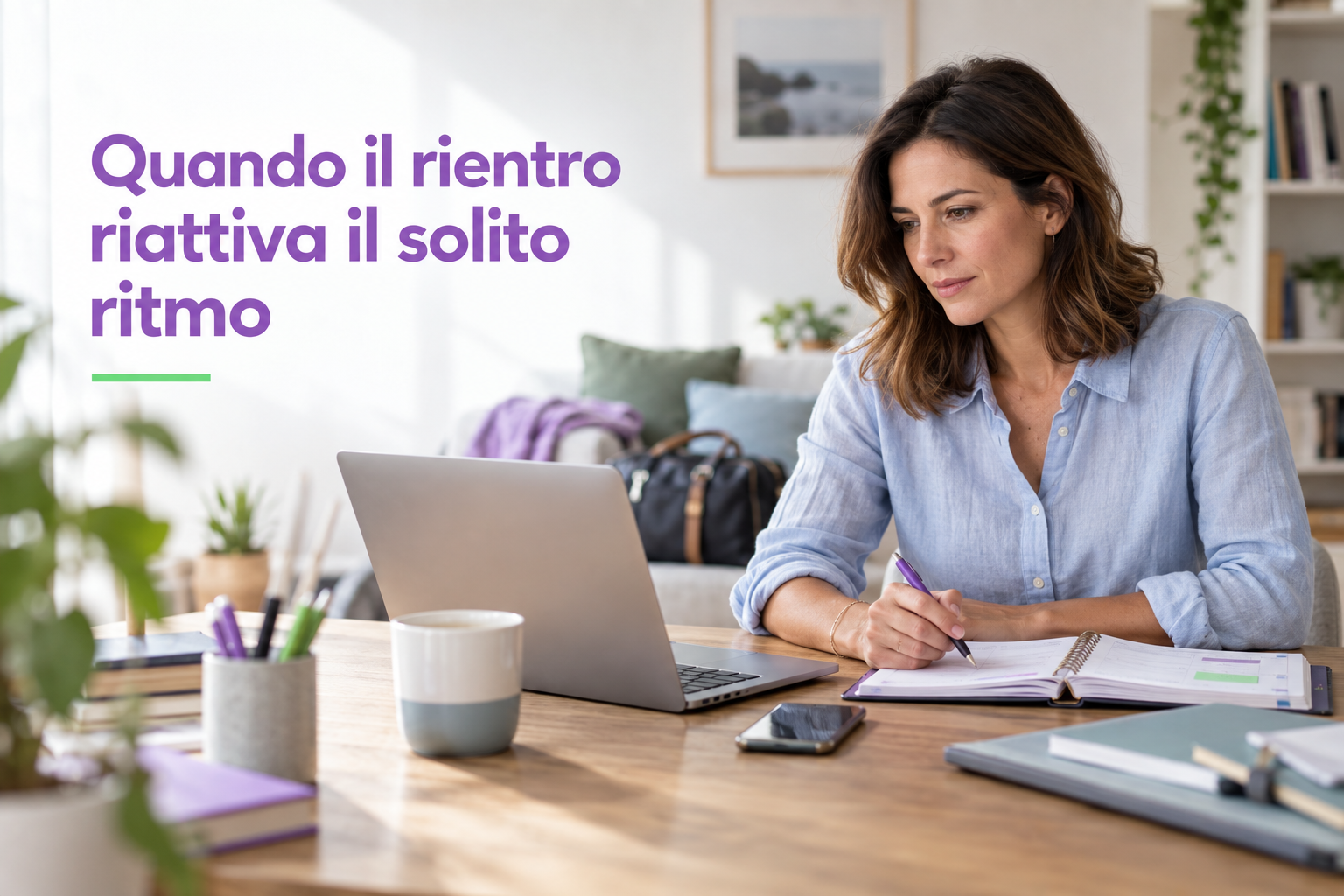 Persona adulta davanti a computer e agenda durante il rientro alla routine quotidiana, immagine per un articolo su tensione, stanchezza e capacità di recupero dopo le vacanze.